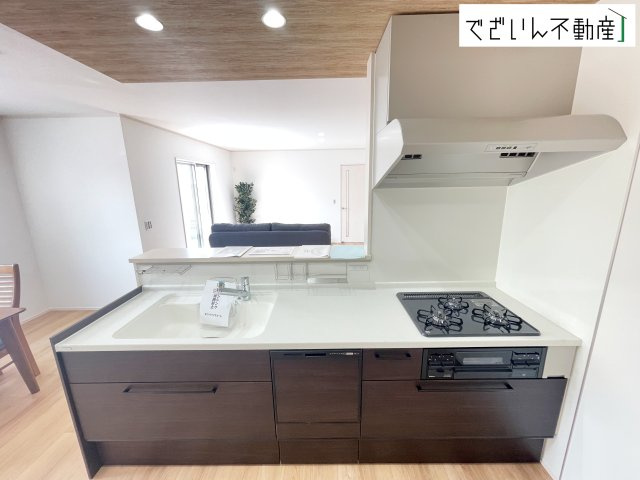 【キッチン】 | 深谷市上野台　新築住宅 | ご家族みんなで調理ができる位のスペースを実現したキッチン空間となっております。みんなで作った料理を召し上がりながらの会話は、自然と笑いが絶えない空間がそこに広がります。
現地(2026年8月撮影)