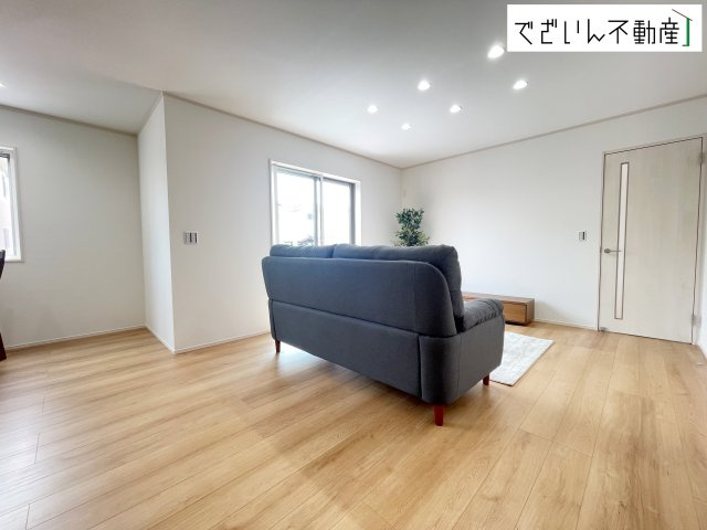 【居間・リビング】 | 深谷市上野台　新築住宅 | 広がるやすらぎのプライベート空間。大きい窓から射しこむ眩い光が、広々としたリビング空間を鮮やかに映し出します。
現地(2026年8月撮影)