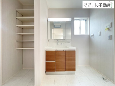 【独立洗面台】 | 深谷市上野台　新築住宅 | 朝の支度も家族並んでスムーズに。洗面台の広さと収納力が、忙しい毎日を支えてくれます。
現地(2026年8月撮影)