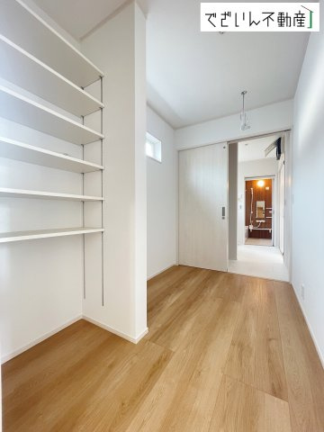 【ランドリースペース】 | 深谷市上野台　新築住宅 | 室内物干し可能なランドリールームです。収納付きなので便利ですね♪
現地(2026年8月撮影)