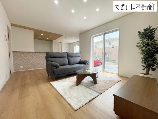 【居間・リビング】 | 深谷市上野台　新築住宅 | 細部まで丁寧に仕上げられた内装が、日々の生活を豊かに彩ります。家族の思い出が増えていく場所に。
現地(2026年8月撮影)