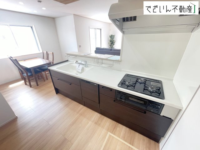 【キッチン】 | 深谷市上野台　新築住宅 | 共働きでも無理なく使える効率的なレイアウト。夕食の準備も、家族の会話を楽しみながら進められる、心地よいキッチンです。
現地(2026年8月撮影)
