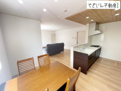 【居間・リビング】 | 深谷市上野台　新築住宅 | 南からたっぷり差し込む陽光が、家族の団らんをあたたかく照らす。広々としたLDKは、子どもが走り回っても余裕のある安心空間です。
現地(2026年8月撮影)