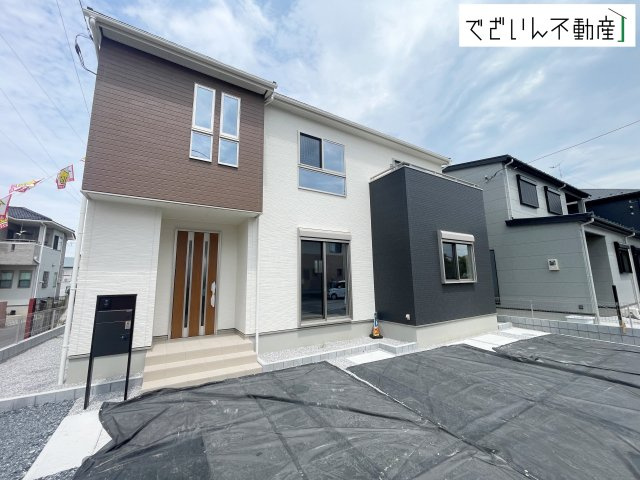 【外観】 | 深谷市上野台　新築住宅 | 街並みに馴染む、シンプルで洗練された佇まい。暮らしにちょっとした遊び心を添えてくれるお家です。
現地(2026年8月撮影)
