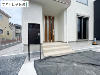 【玄関】 | 深谷市上野台　新築住宅 | 清潔感溢れる玄関がお出迎えする本邸宅の物語は、ここから始まる日常を期待させます。この場所には「希望」と「優越」で包み込んでくれる「特別」な空間があります。
現地(2026年8月撮影)