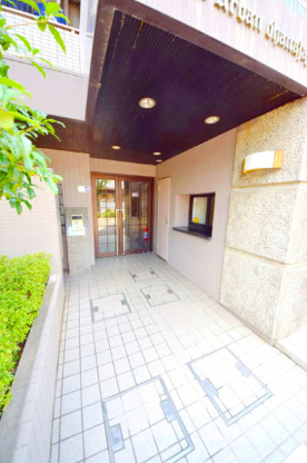 ナイスアーバンお花茶屋駅前通りのエントランス