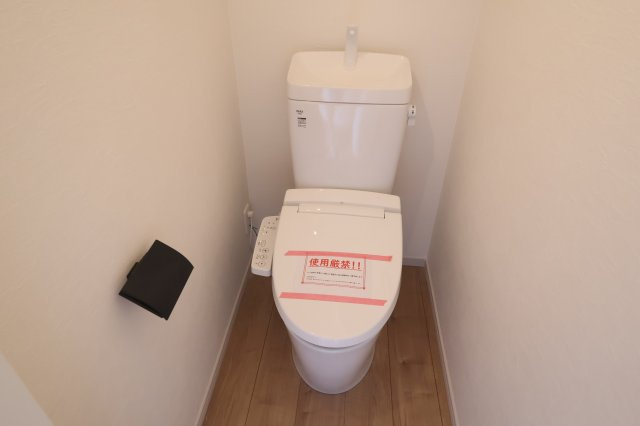 《仲介手数料無料》西東京市栄町２丁目2-18新築一戸建てケイアイグレイスのトイレ|1階