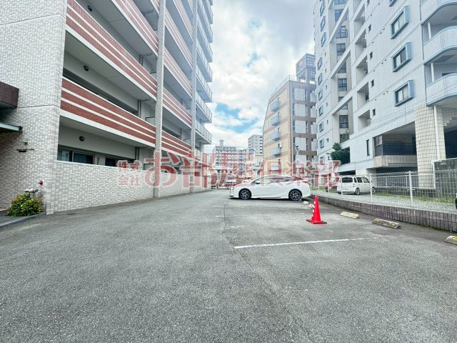メゾンクラウン大手山の駐車場|駐車場があります