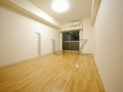 グランジュテ三ッ沢の居間・リビング|綺麗なフローリングのお部屋です。