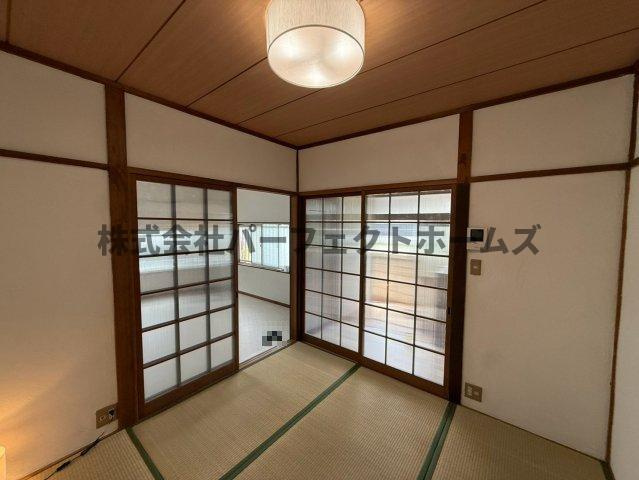 片鉾本町戸建　賃貸の和室|明るい和室です