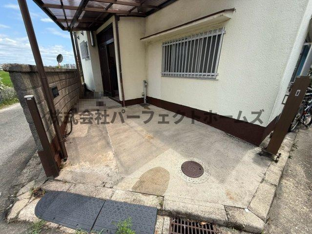 片鉾本町戸建　賃貸の駐車場|駐車場があるので、車を買う予定の方も安心です