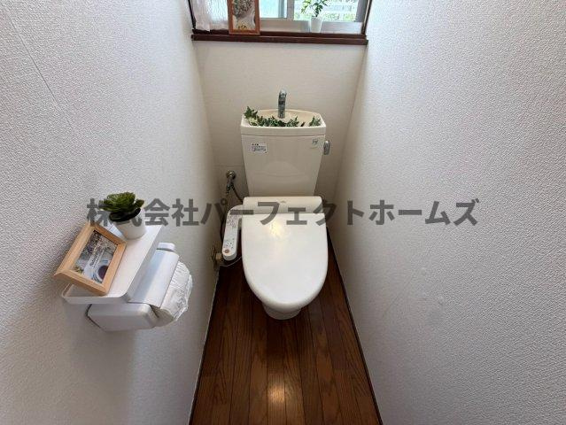 片鉾本町戸建　賃貸のトイレ|ゆったりとした空間のトイレです