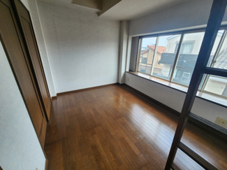 【洋室】 | 尼崎市大庄西町４丁目中古戸建 | ３階洋室5.2帖です♪おおきく開口された窓でたいへん明るい室内です！１