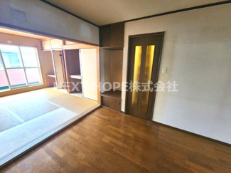 【居間・リビング】 | 尼崎市大庄西町４丁目中古戸建 | ２階リビングから隣接した和室６帖です♪いつでもご見学できます！！お気軽にネクストホープ不動産までお問い合わせを！１