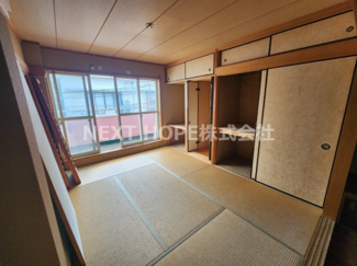 【和室】 | 尼崎市大庄西町４丁目中古戸建 | ２階和室６帖です♪バルコニーに面した明るく開放的な室内です！！お好きなリフォームを楽しんでみませんか？ぜひ現地でご確認ください！！