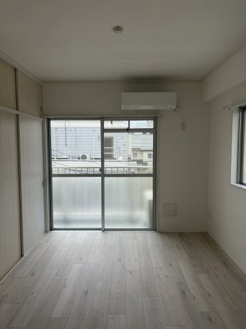 グレースマンション野埼の洋室|二面採光で物入も充実したお部屋です。
家具も配置しやすいお部屋です。