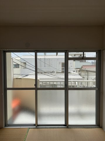 グレースマンション野埼の和室|窓面が広く、アクセントクロスがおしゃれな空間を創出します。