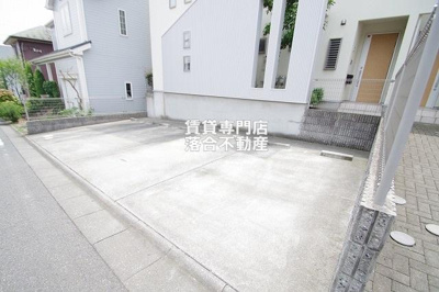 【駐車場】 | レイナス | 敷地内駐車場完備