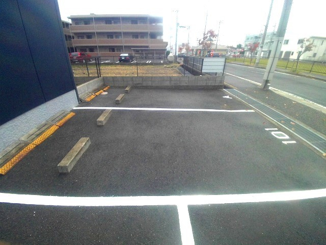 シャーメゾン魚住の駐車場