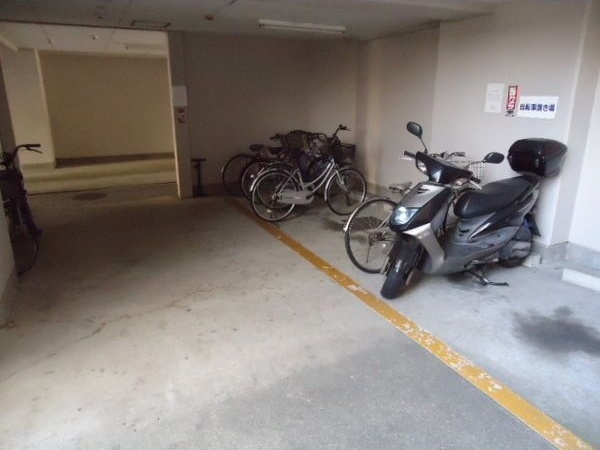第1アリストマンションの駐車場