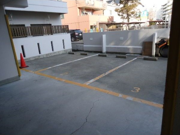 第1アリストマンションの駐車場