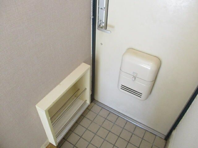 ジュネパレス越谷の玄関