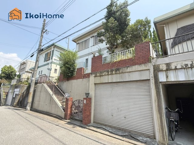 明石市北朝霧丘2丁目　中古戸建の駐車場|●年中無休：当日予約可●駐車場は掘り込みシャッター付で1台可能！大事なお車やバイクも安心です！