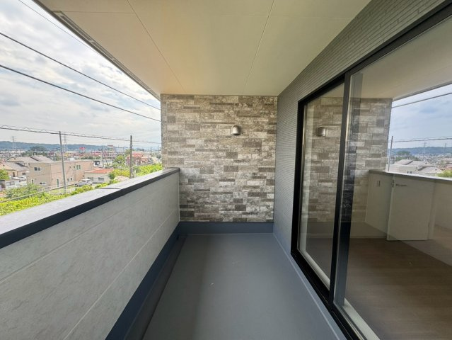 入間市宮寺新築戸建のバルコニー|お洗濯物はもちろん、布団などもたっぷりと干せる明るく開放的なバルコニー！心地よい風とたっぷりの陽光が感じられるプライベートな空間です。毎日の家事時間がより快適で気持ちよくなる嬉しい仕様です。