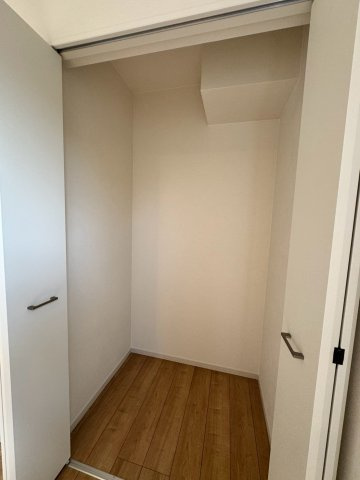 入間市宮寺新築戸建の収納|お部屋をすっきりと広く見せる、各居室に備えられた便利な収納スペース！かさばるお荷物や季節の衣類もたっぷり片付き、いつでも綺麗な居住空間をキープできます。毎日の暮らしを快適にしてくれる嬉しい仕様です。