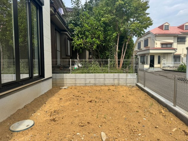 入間市宮寺新築戸建の庭|ガーデニングや家庭菜園、お子様の遊び場としても幅広く楽しめる開放的なお庭スペース！たっぷりの陽光が降り注ぐ明るいロケーションで、休日の楽しみがグッと広がる心地よいプライベート空間です。