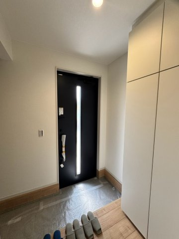入間市宮寺新築戸建の玄関|すっきりと整頓された美しい空間を保てる、豊富な収納力を備えた快適な玄関エリア！毎日の「いってきます」や「ただいま」の瞬間を気持ちよく彩り、大切なゲストを温かくお迎えできる魅力的な仕様です。