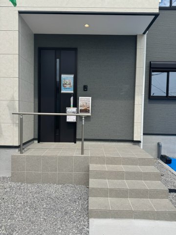 入間市宮寺新築戸建のエントランス|来訪者を上品にお迎えする、開放感と清潔感に満ちた洗練されたエントランス！明るい光が差し込む心地よい空間が、毎日の外出や帰宅の時間を心安らぐ上質なひとときへと演出してくれます。