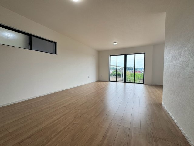 入間市宮寺新築戸建の居間・リビング|南向きの窓からたっぷりと心地よい陽光が差し込む、明るく爽やかなリビング！ゆとりある広さが確保されており、ご家族そろっての団らんの時間も伸びやかにお楽しみいただけます。