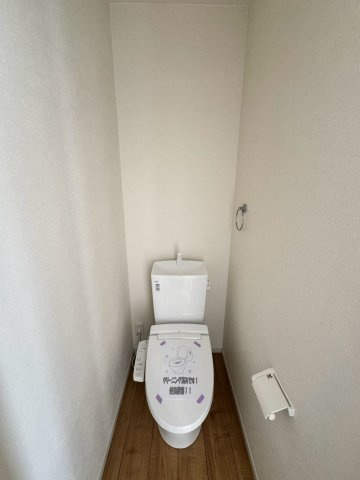 入間市宮寺新築戸建のトイレ|快適な温水洗浄便座を完備し、毎日清潔で心地よくお使いいただけるトイレ空間！すっきりと落ち着いた内装デザインに仕上げられており、ほっと一息つけるプライベートなリフレッシュタイムを演出します。