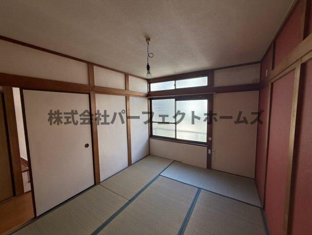 須山町戸建　賃貸の和室|畳の上でゆっくりとくつろげる和室です