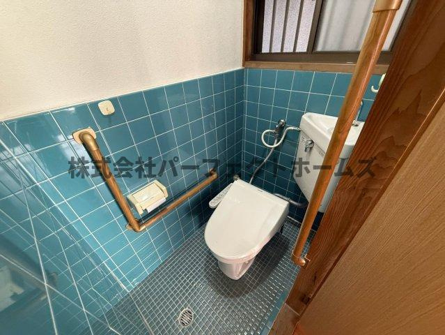 須山町戸建　賃貸のトイレ|落ち着いたトイレです