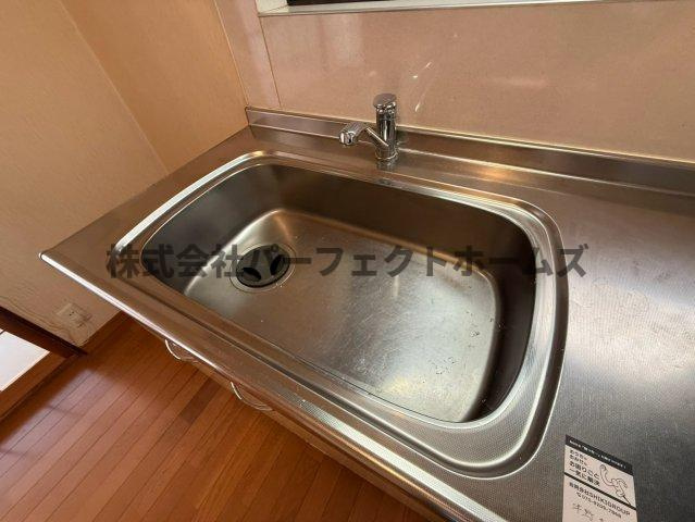 須山町戸建　賃貸のキッチン|コンパクトなキッチンで掃除もラクラク