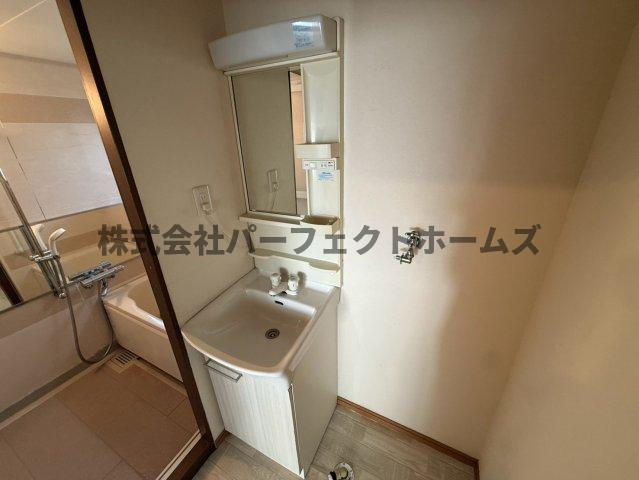 須山町戸建　賃貸の独立洗面台|独立洗面台、小物を置くことができて便利です
