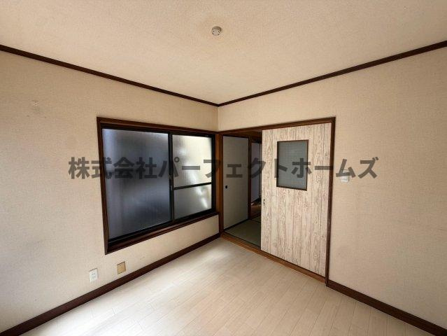 須山町戸建　賃貸の洋室|明るい洋室です