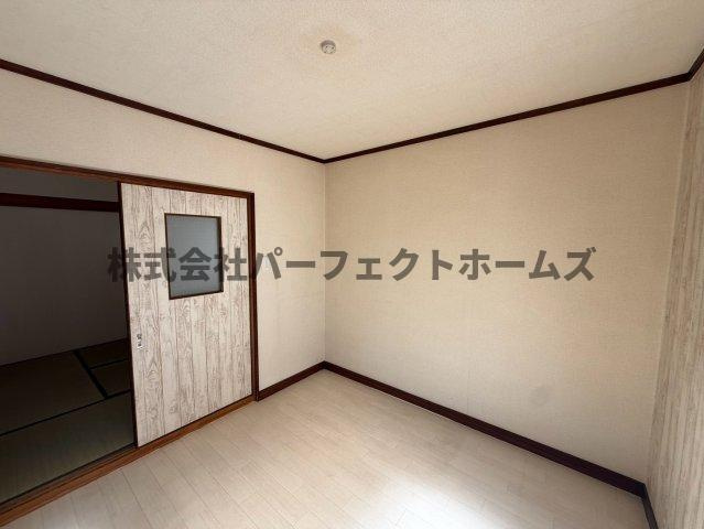 須山町戸建　賃貸の洋室|コンパクトで使いやすい洋室です