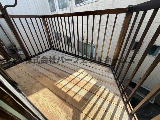 須山町戸建　賃貸のバルコニー|開放的で明るい空間を演出してくれるバルコニーです