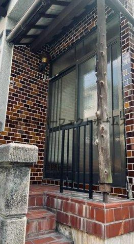 須山町戸建　賃貸のエントランス|建物の内部です