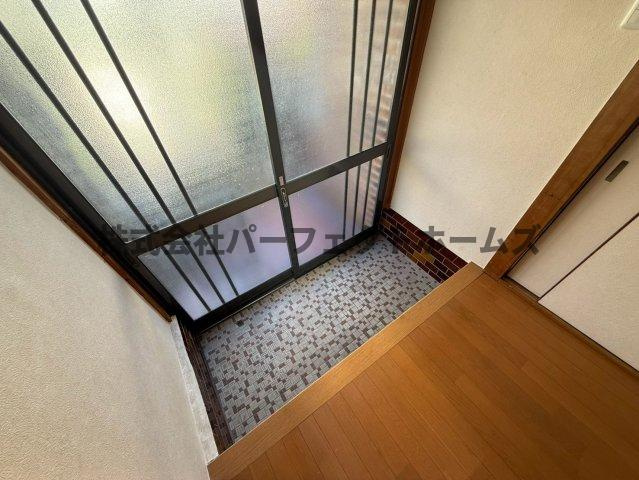 須山町戸建　賃貸の玄関|収納もある玄関です