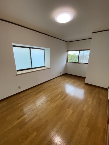 若宮町戸建の洋室