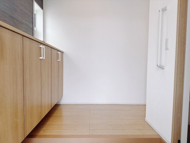 【中古戸建】前橋市亀里町の玄関|■玄関｜家族の靴がたくさんしまえる下駄箱付き。お子様の靴がこれから増えても安心な大きさです。
