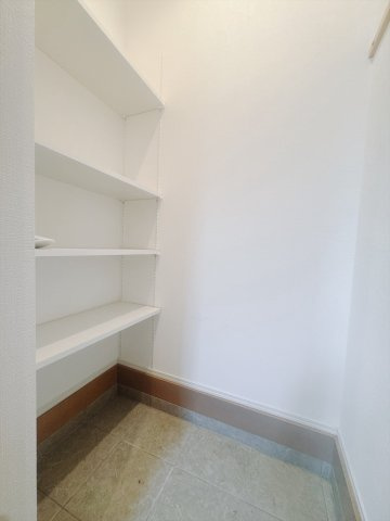 【中古戸建】前橋市亀里町の収納|■SIC｜土間続きの収納♪靴はもちろん、汚れやすいベビーカーやアウトドア用品など拭かずにしまえてうれしい♪アクセントクロスでおしゃれな印象もプラス☆彡