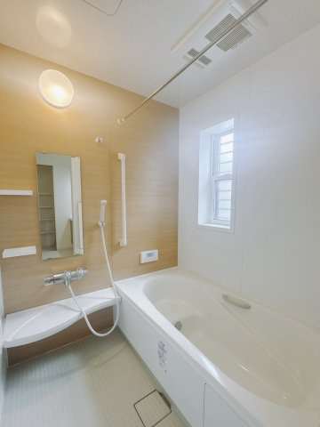 【中古戸建】前橋市亀里町の浴室|■浴室｜デザイン性に優れた浴室♪1日の疲れを癒す、ゆったりとしたバスタイムをぜひお過ごしください(*＾＾*)大きな窓付きで嬉しい♪