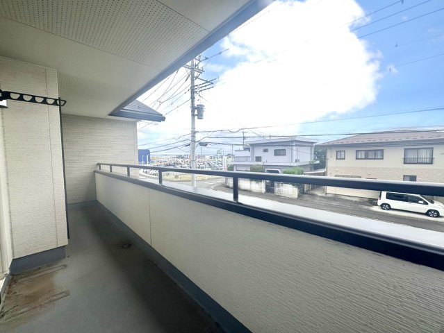 【中古戸建】前橋市亀里町のバルコニー|■バルコニー｜プライバシーが守られたインナーバルコニーは、くつろぎの空間としても、アウトドアの空間としても活躍をしてくれます。