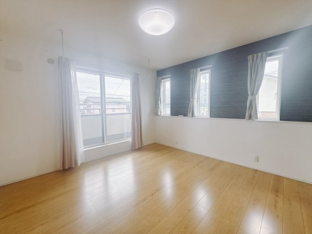 【中古戸建】前橋市亀里町の洋室|■2階洋室｜ナチュラルカラーの床です。模様替えなどとても楽しく工夫できます♪陽当たり、風通しもとても良いので毎日快適な生活スタートです！子供部屋にも良いですね♪