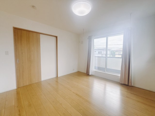 【中古戸建】前橋市亀里町の洋室|■2階洋室｜お子様の一人部屋にピッタリな洋室。木のぬくもりを感じるフローリングは、天然木の味わいが時とともに深みを増していきます。また、傷にも強く、フリーワックスでお手入れもラクラクです♪